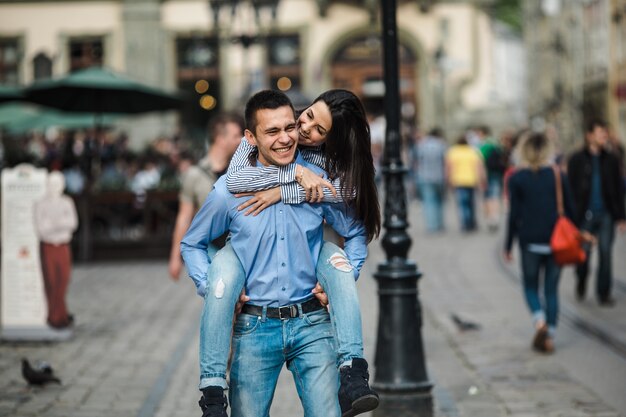 &quot;Hombre amoroso alegre con la chica en la espalda&quot;