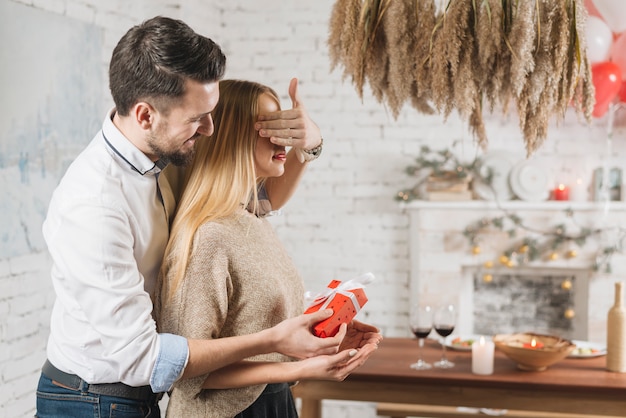 Hombre amoroso haciendo sorpresa para mujer