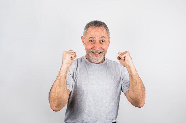 Hombre anciano emocionado animando