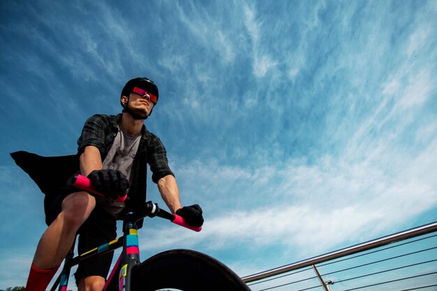 El hombre anda en bicicleta en el puente La imagen del ciclista en movimiento en el fondo de la mañana