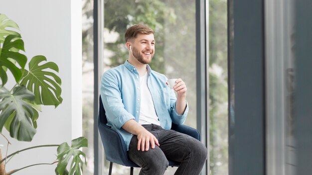 Hombre de ángulo bajo con airpods