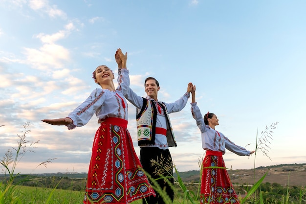 Foto gratuita hombre de ángulo bajo bailando con mujeres.