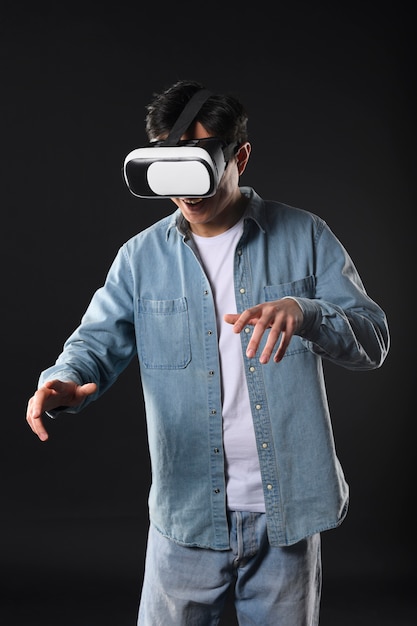 Foto gratuita hombre de ángulo bajo con casco de realidad virtual