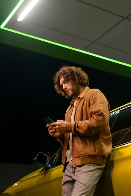 Foto gratuita hombre de ángulo bajo en gasolinera