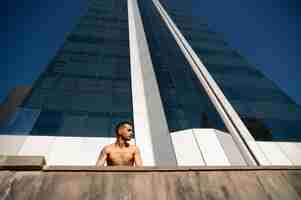 Foto gratuita hombre de ángulo bajo haciendo entrenamiento de parkour