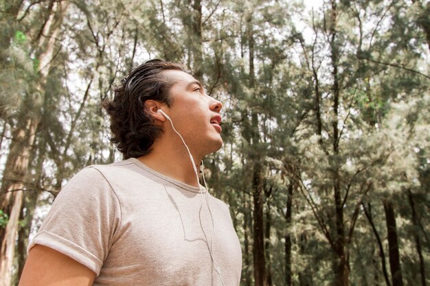 Hombre de ángulo bajo en la naturaleza