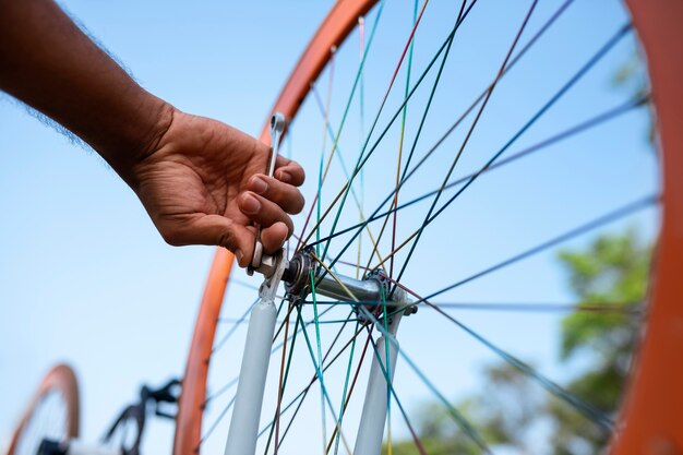 Hombre de ángulo bajo reparando bicicleta