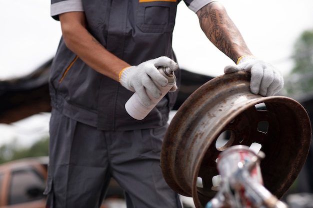 Hombre de ángulo bajo trabajando con guantes