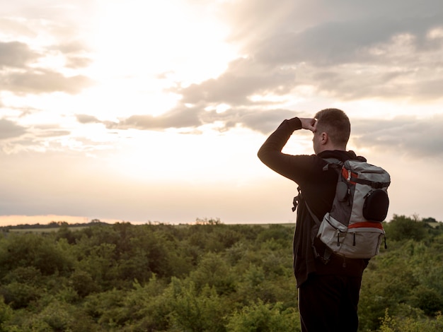 Foto gratuita hombre de ángulo bajo, viajar