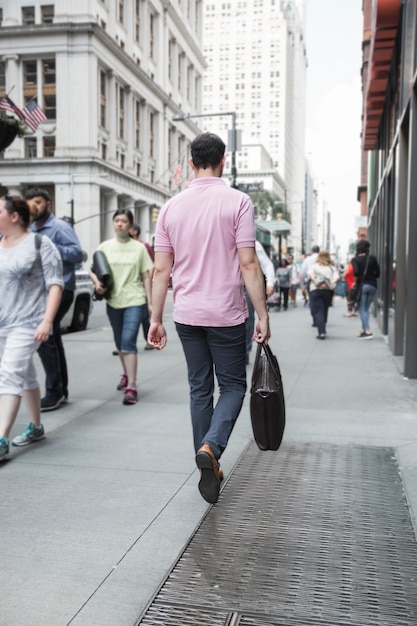 Hombre anónimo caminando al trabajo