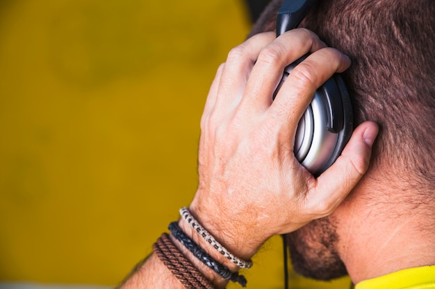 Hombre anónimo escuchando música