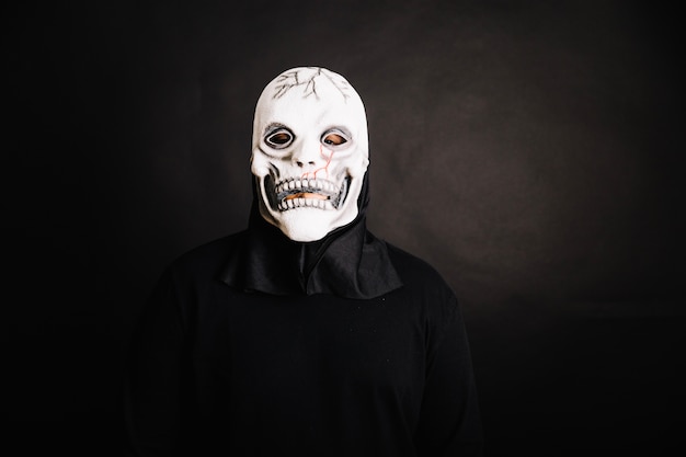 Hombre anónimo en la máscara del cráneo