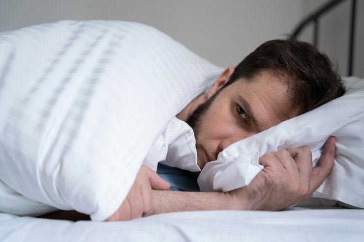 Foto gratuito hombre ansioso acostado en la cama tiro medio