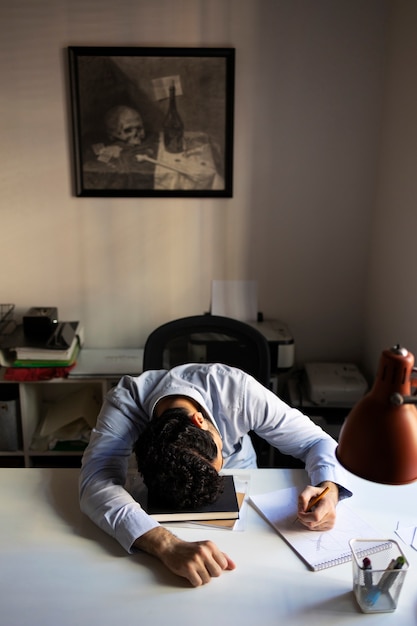 Foto gratuita hombre ansioso de tiro medio en el escritorio