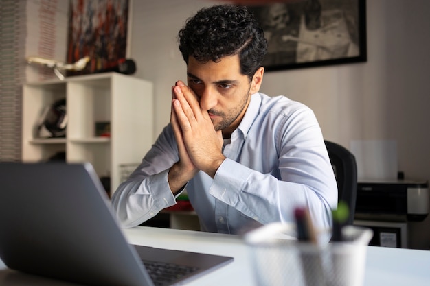 Hombre ansioso trabajando tiro medio