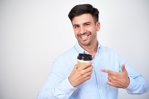 Hombre anunciando delicioso café