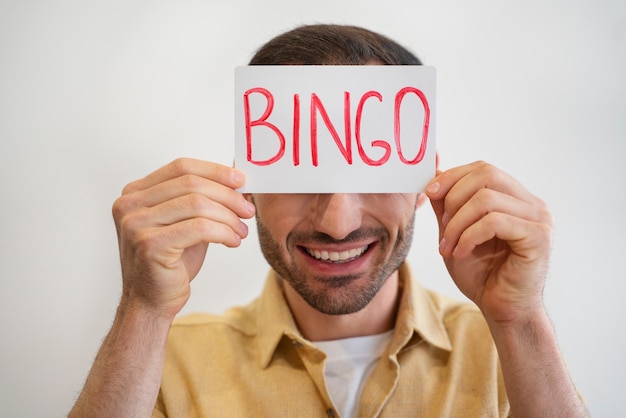 Foto gratuita hombre apasionado por jugar bingo