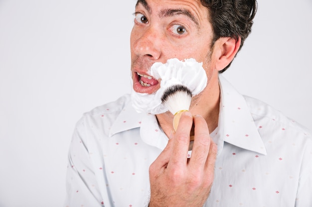 Foto gratuita hombre aplicando espuma de afeitar