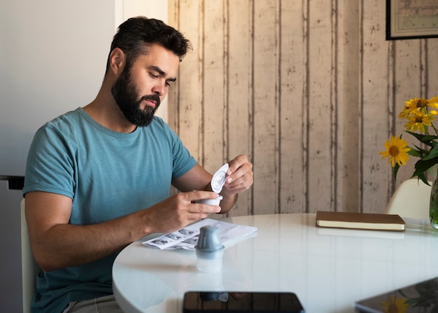 Foto gratuita hombre aplicando el sensor de parche de glucosa