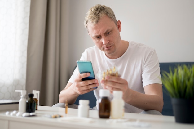 Hombre aprendiendo sobre sus pastillas