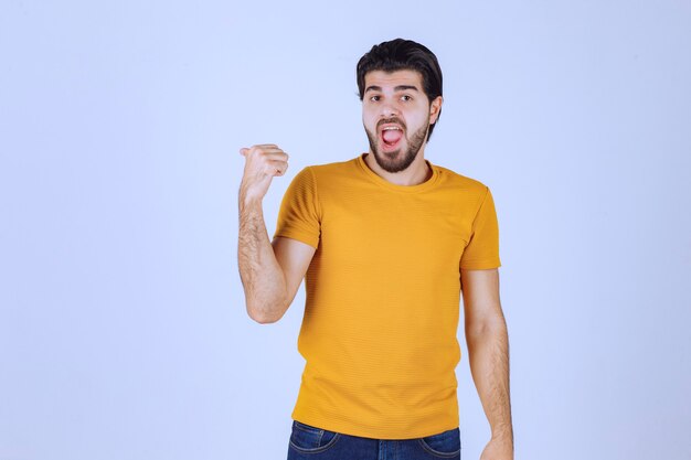 Hombre apuntando algo por detrás.