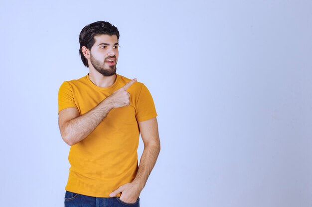 Hombre apuntando a algo en el lado derecho.