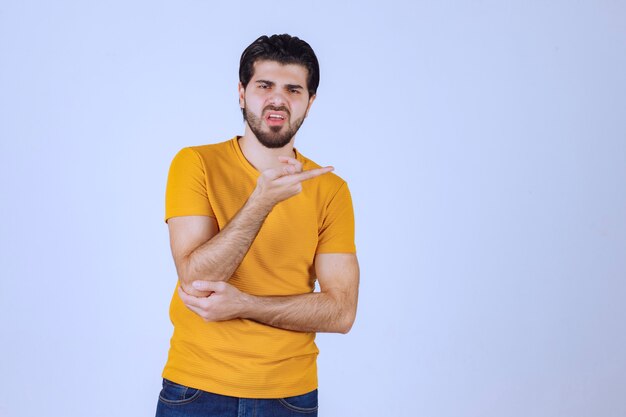 Hombre apuntando a algo en el lado derecho.