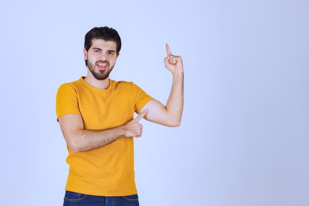 Hombre apuntando hacia arriba y demostrando algo.