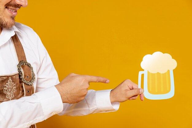 Hombre apuntando a cerveza pinta réplica