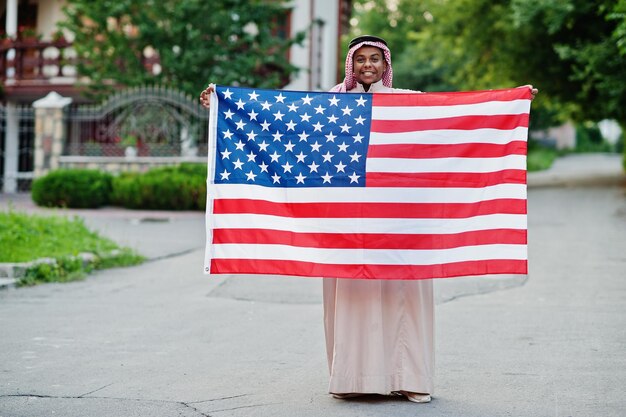 Hombre árabe del Medio Oriente posó en la calle con la bandera de Estados Unidos Concepto de América y los países árabes