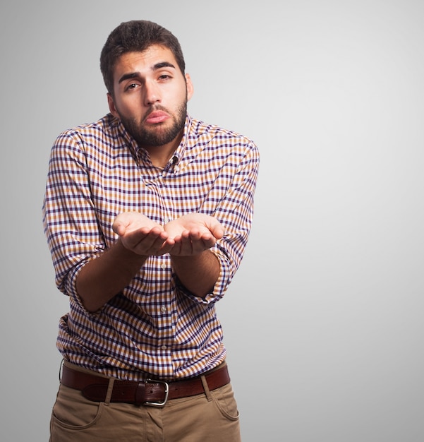 Foto gratuita hombre árabe triste que pide dinero