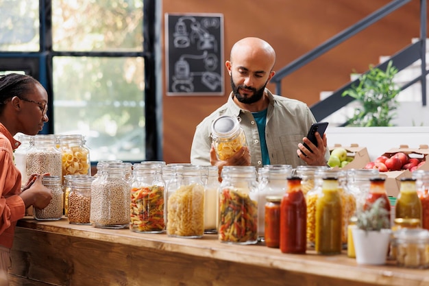 Foto gratuita hombre árabe usa teléfono celular para productos ecológicos