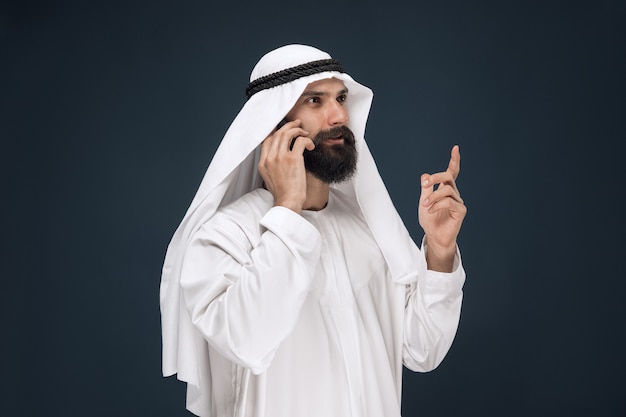 Foto gratuita hombre de arabia saudita en azul oscuro