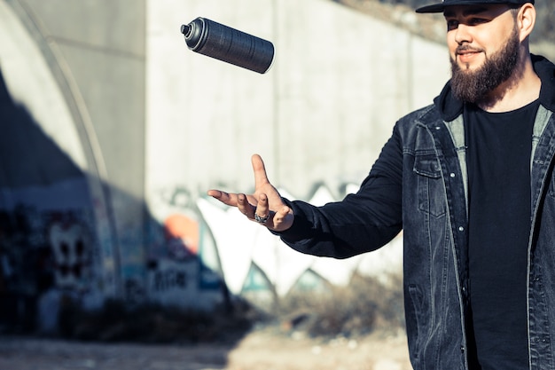 Hombre arrojando aerosol puede en el aire