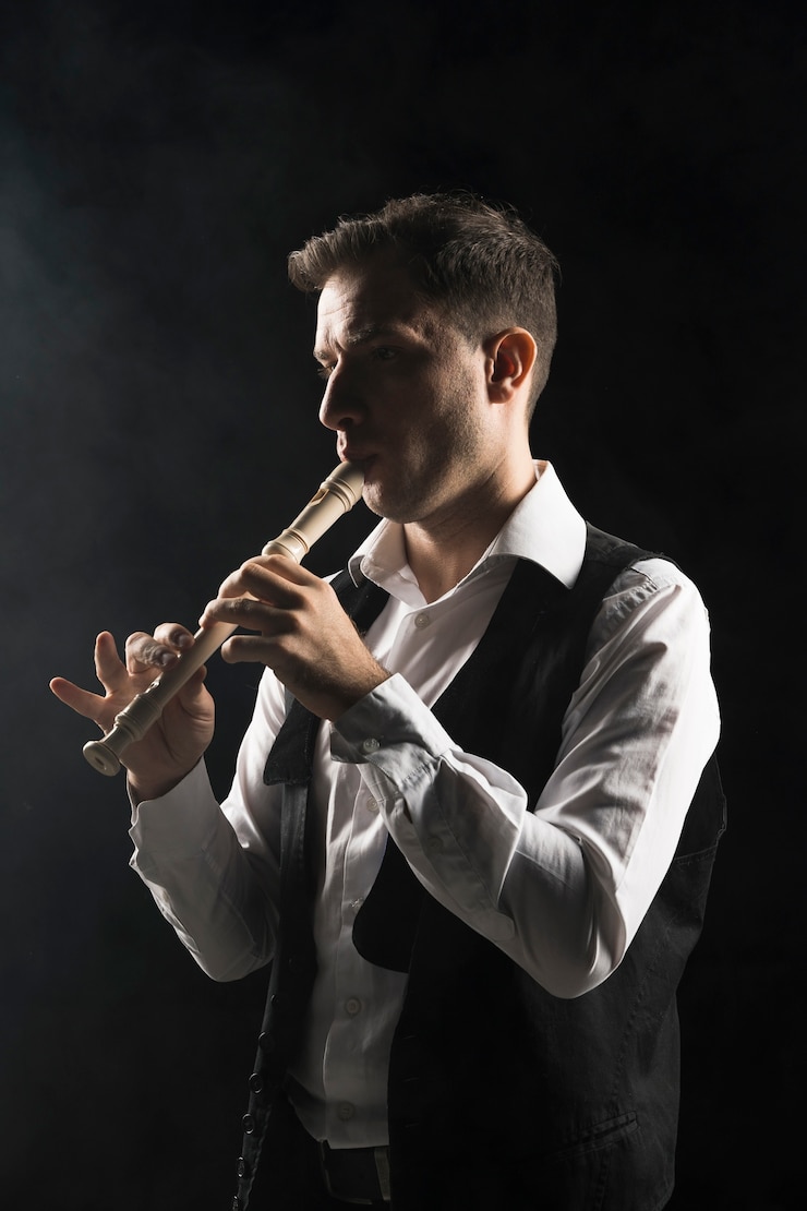 Foto gratuito hombre artista en el escenario tocando la flauta