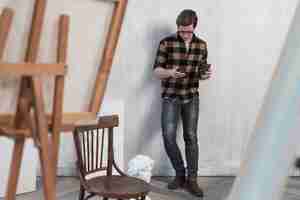 Foto gratuita hombre artista quedándose en su estudio