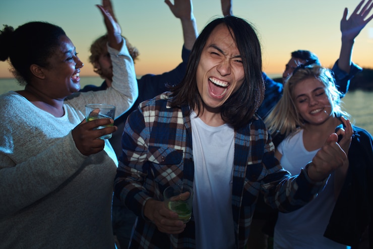 Foto gratuito hombre asiático entre amigos bailando