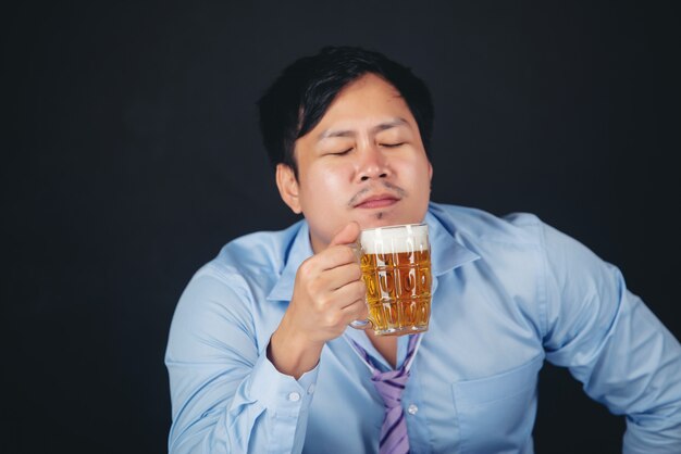 hombre asiático bebiendo una jarra de cerveza