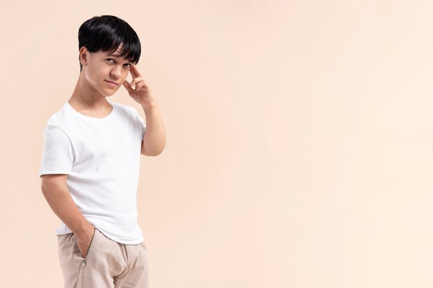 Hombre asiático con una camisa blanca con enanismo posando