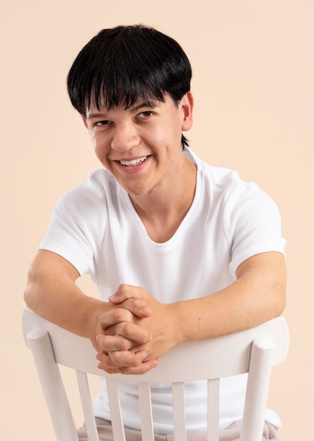 Hombre asiático con una camisa blanca con enanismo posando