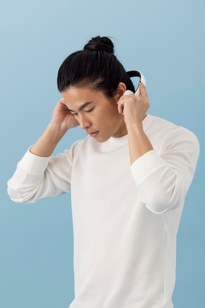 Hombre asiático guapo con auriculares