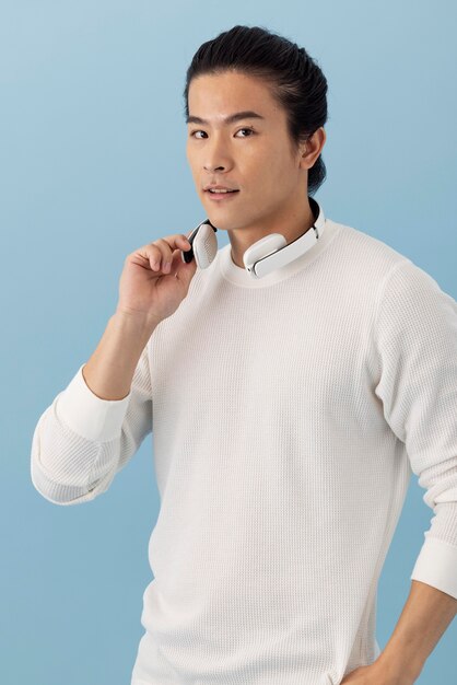 Hombre asiático guapo con auriculares