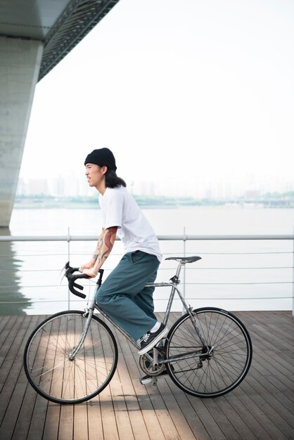 Hombre asiático montando su bicicleta