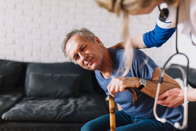 Hombre en asilo de ancianos