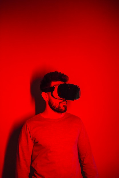 Hombre asombrado en gafas de realidad virtual