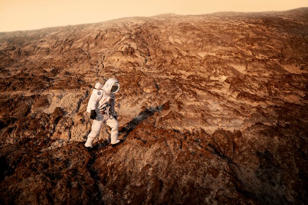 Hombre astronauta explorando los alrededores durante una misión espacial en otro planeta