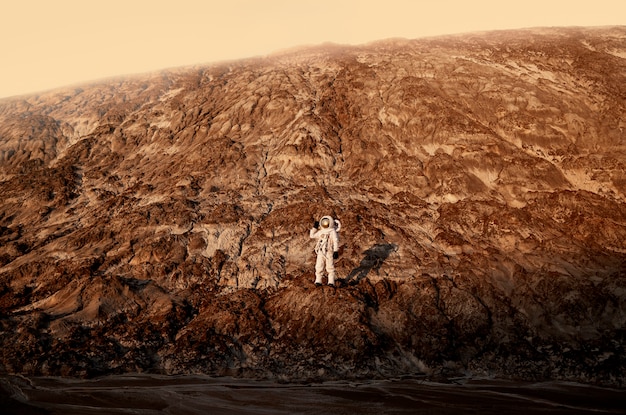 Hombre astronauta explorando durante una misión espacial en otro planeta