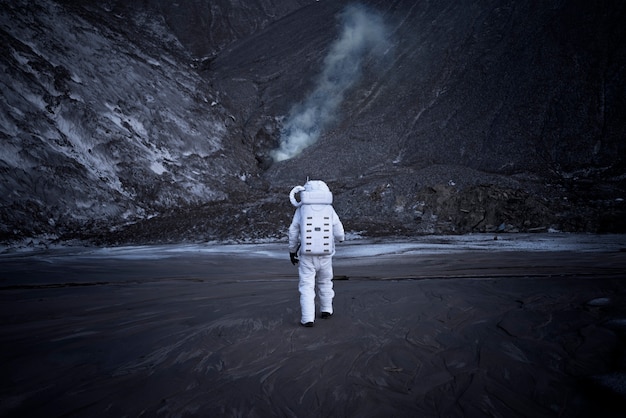 Hombre astronauta explorando de noche durante una misión espacial en un planeta desconocido