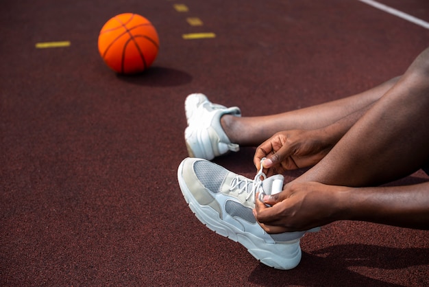 Hombre atar sus cordones vista de ángulo alto