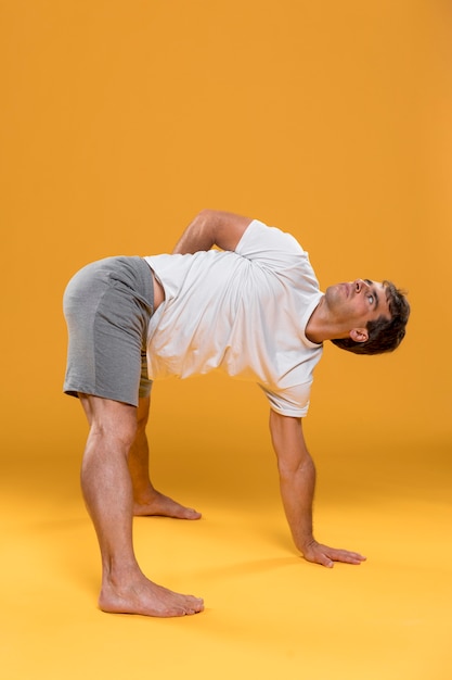 Hombre atlético haciendo ejercicio de yoga